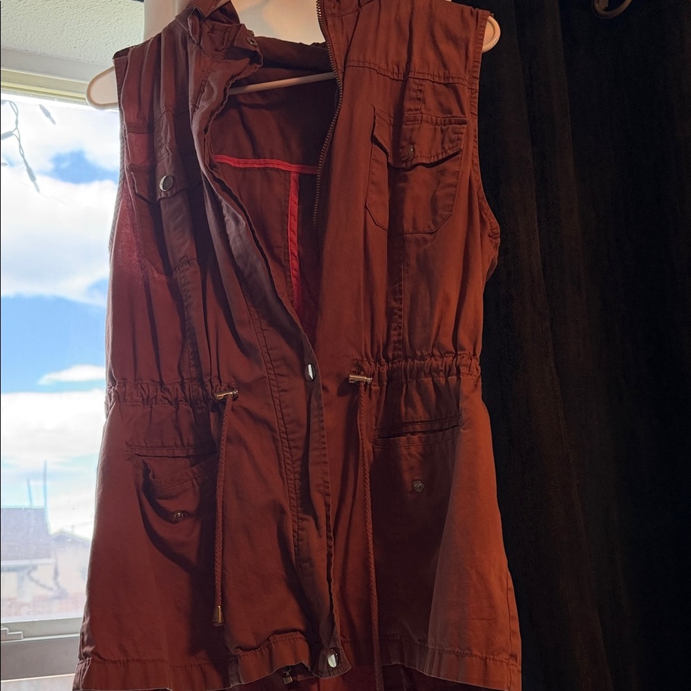 Sleeveless Utility Vest Jacket in Rust Brown